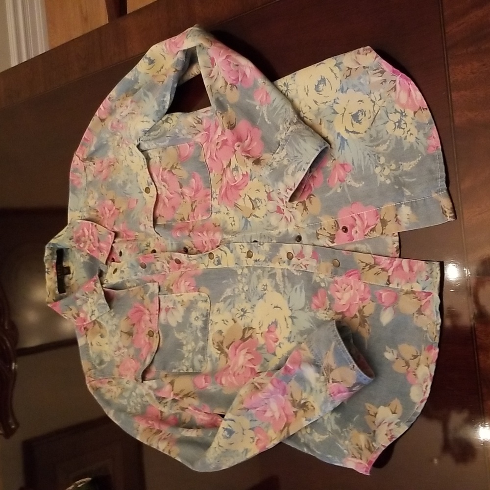 Floral Guess women blouse floral print size xs and fit me as size small too.